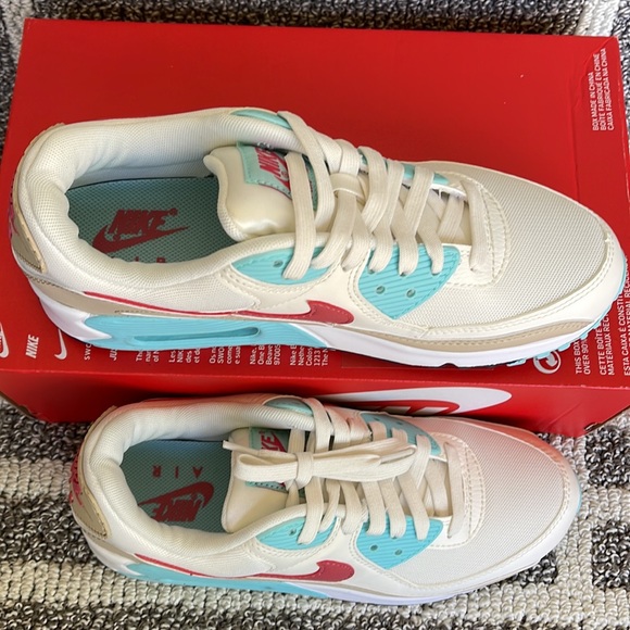 Nike Air Max 90
Women's Shoes - Picture 3 of 16